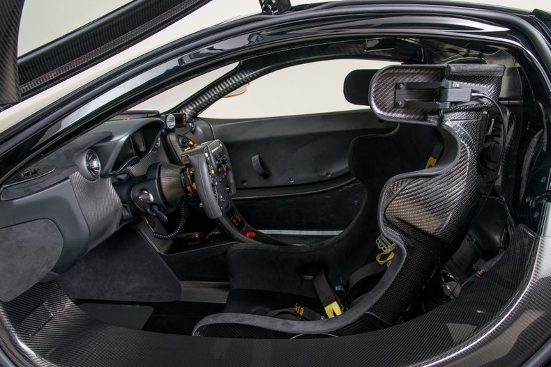 Sợi carbon xuất hiện khá nhiều ở ngoại thất và bên trong khoang lái McLaren P1 GTR