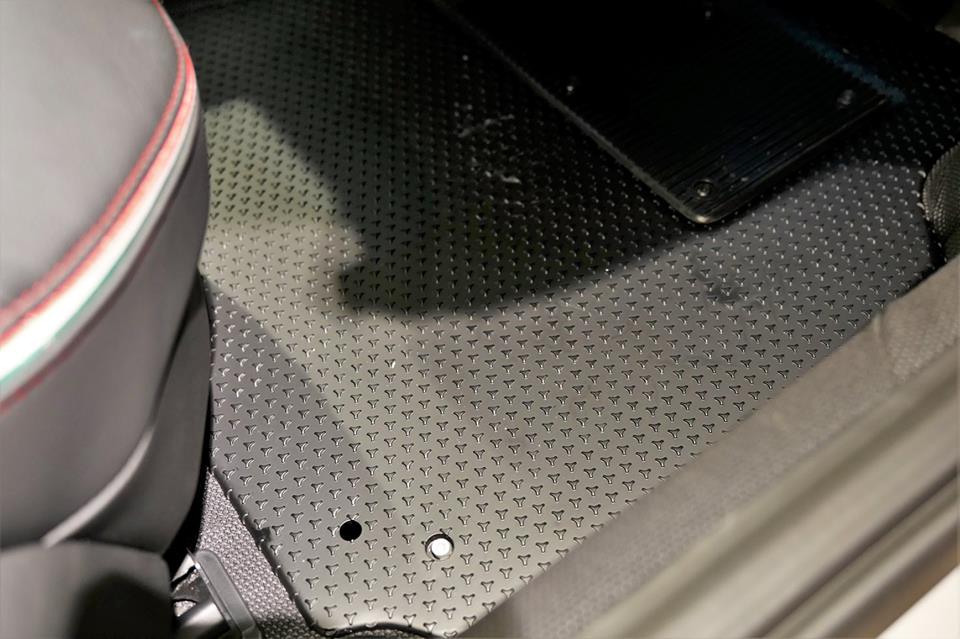 Thảm sàn của chiếc Ferrari 812 Superfast là Diamond Plate Thảm sàn của chiếc Ferrari 812 Superfast là Diamond Plate