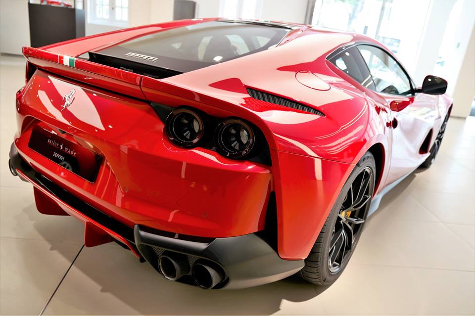 Chiếc siêu xe Ferrari 812 Superfast này mang màu sơn đỏ Rosso Corsa Metallic Chiếc siêu xe Ferrari 812 Superfast này mang màu sơn đỏ Rosso Corsa Metallic