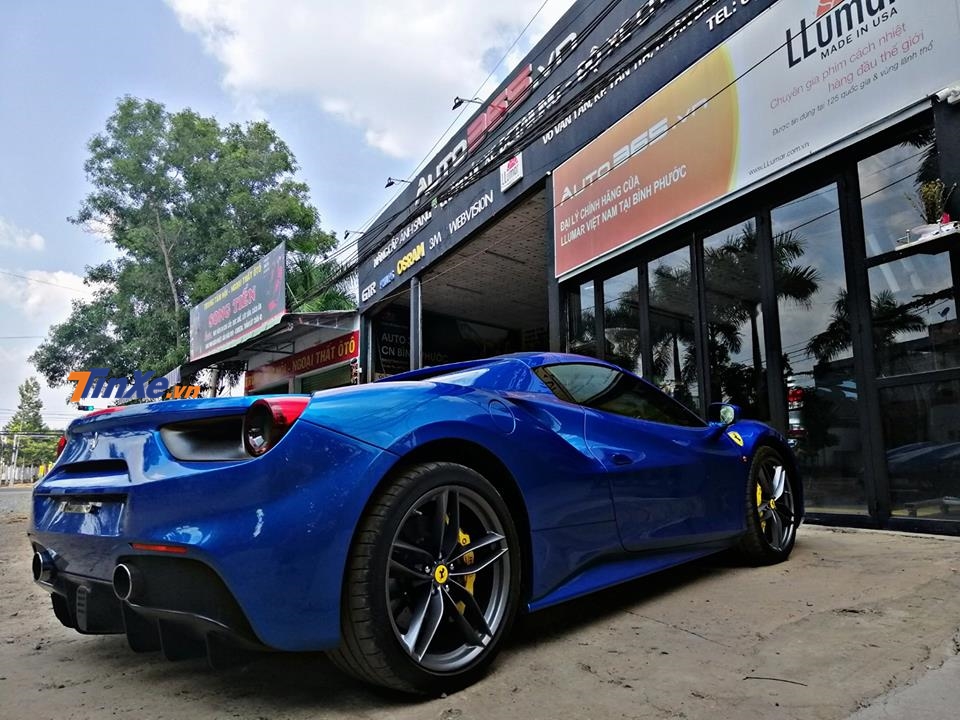 Độ chịu chơi của các nhà giàu ở tỉnh Bình Phước đã được thể hiện bằng việc mua thêm 1 chiếc siêu xe mui trần Ferrari 488 Spider Độ chịu chơi của các nhà giàu ở tỉnh Bình Phước đã được thể hiện bằng việc mua thêm 1 chiếc siêu xe mui trần Ferrari 488 Spider