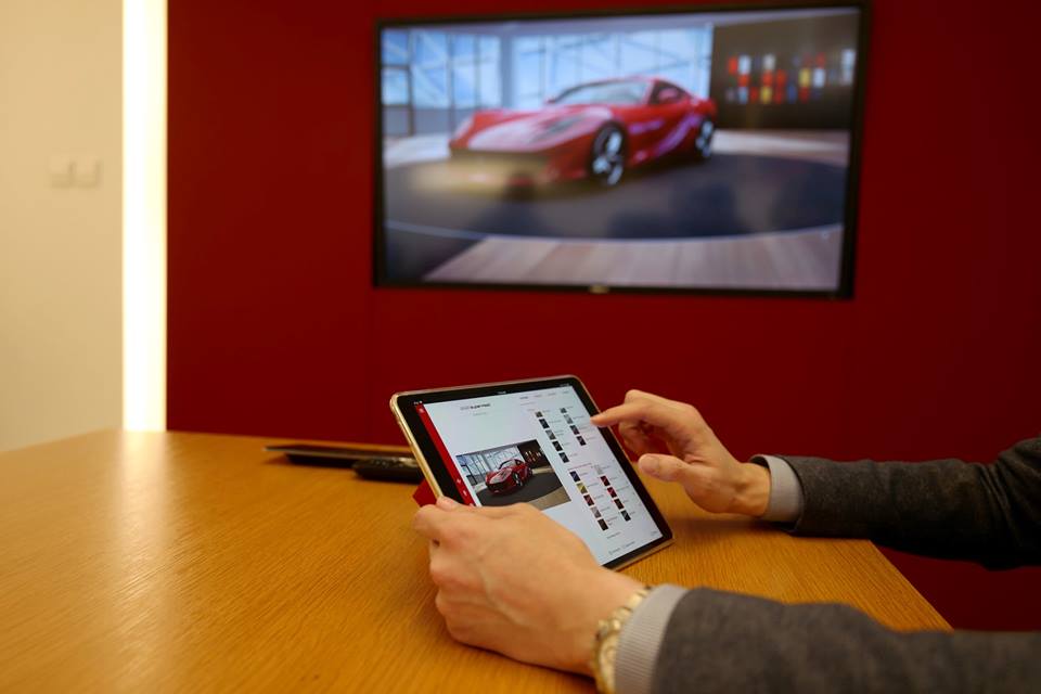 Chỉ với 1 chiếc máy tính bảng khách hàng có thể mua siêu xe Ferrari 812 Superfast theo chương trình cá nhân hoá Tailor Made Chỉ với 1 chiếc máy tính bảng khách hàng có thể mua siêu xe Ferrari 812 Superfast theo chương trình cá nhân hoá Tailor Made