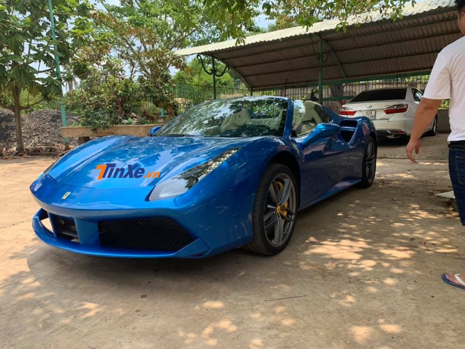 Doanh nhân Bình Phước gây choáng khi mua thêm siêu xe Ferrari 488 Spider Doanh nhân Bình Phước gây choáng khi mua thêm siêu xe Ferrari 488 Spider