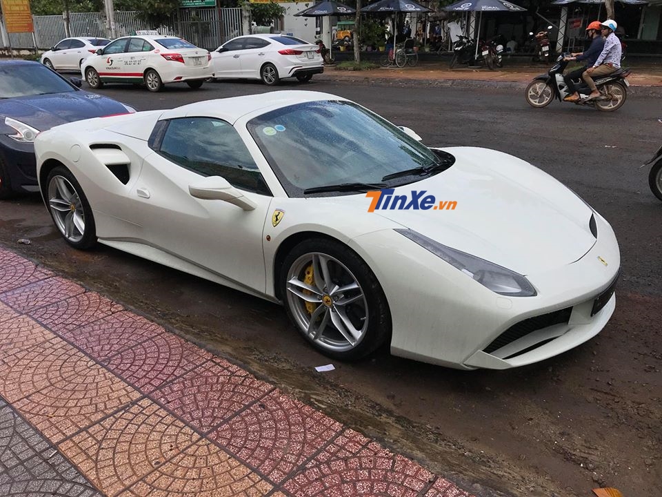 Trước đó 1 doanh nhân Bình Phước đã sở hữu Ferrari 488 Spider màu trắng Trước đó 1 doanh nhân Bình Phước đã sở hữu Ferrari 488 Spider màu trắng