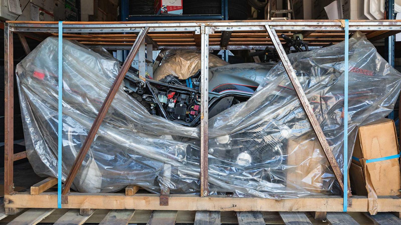 Xe vẫn nằm nguyên trong thùng vận chuyển