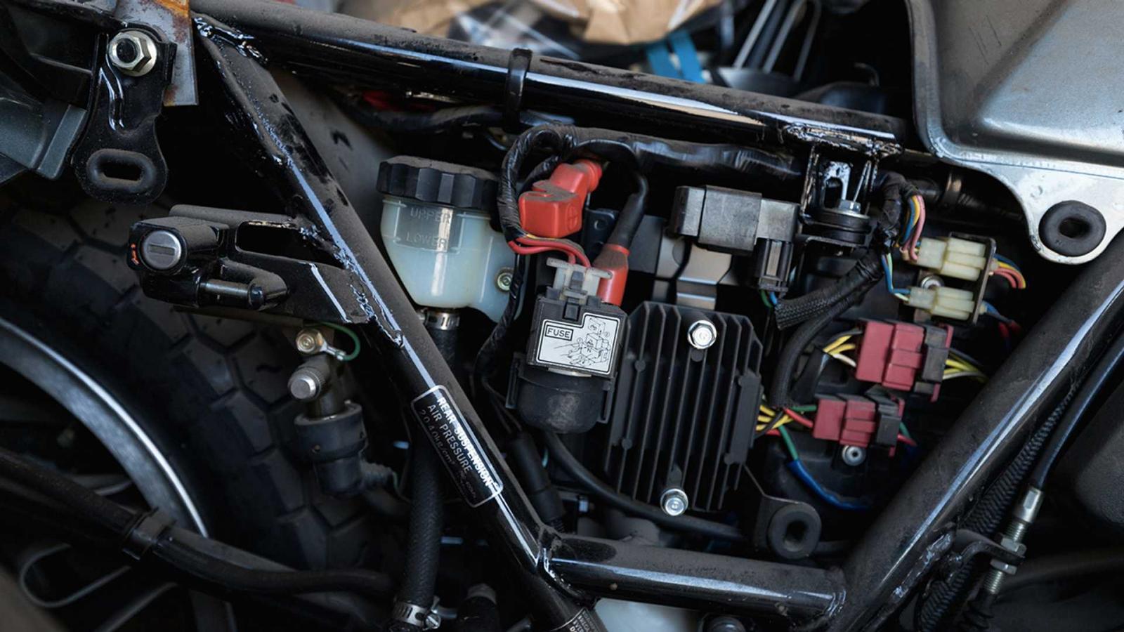 Vị trí đặt hệ thống điện gồm sạc, IC điều khiển đánh lừa và bầu lọc gió của xe