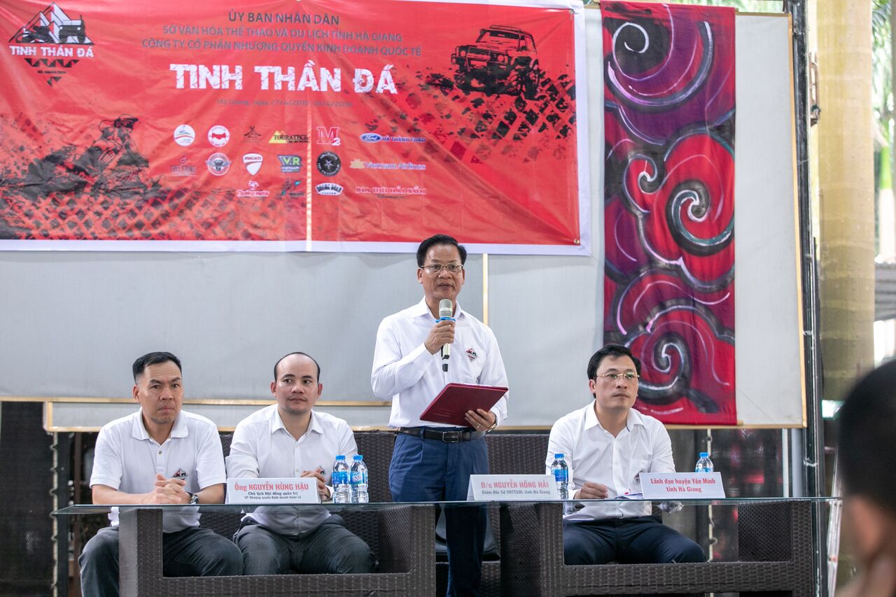 BTC chương trình trong buổi họp báo.