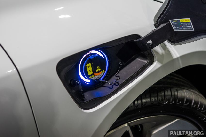 Geometry A có cả cổng sạc điện phía trước lẫn phía sau