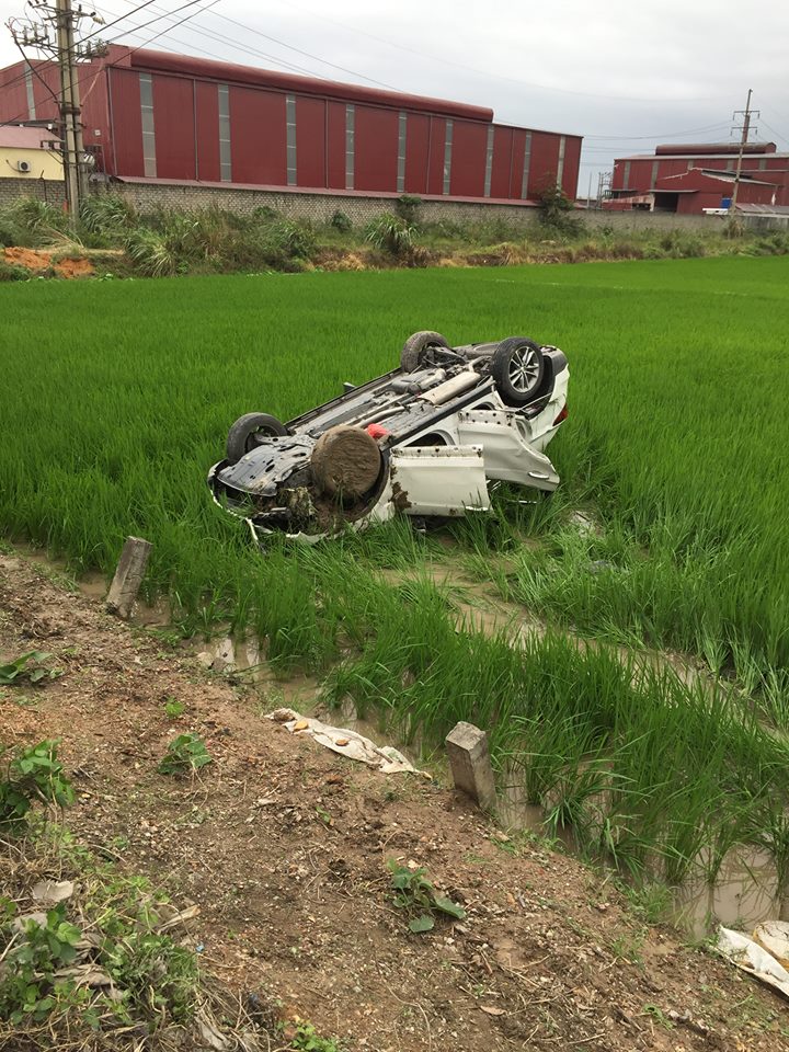 Chiếc Hyundai Santa Fe lật ngửa dưới ruộng lúa bên đường Chiếc Hyundai Santa Fe lật ngửa dưới ruộng lúa bên đường