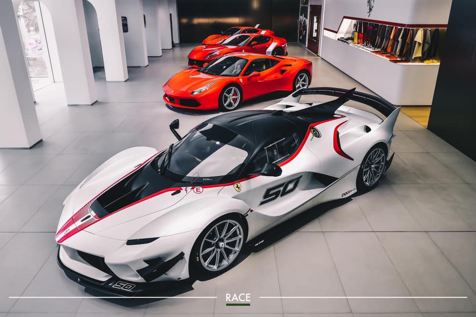 Siêu xe đua Ferrari FXX K Evo cùng 3 chiếc Ferrari bản thương mại Siêu xe đua Ferrari FXX K Evo cùng 3 chiếc Ferrari bản thương mại