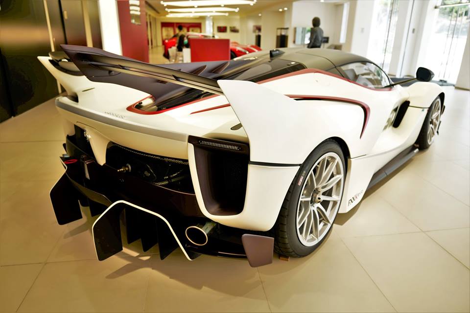 Siêu xe dành cho đường đua Ferrari FXX-K Evo của đại gia Hồng Kông có màu sơn trắng Siêu xe dành cho đường đua Ferrari FXX-K Evo của đại gia Hồng Kông có màu sơn trắng