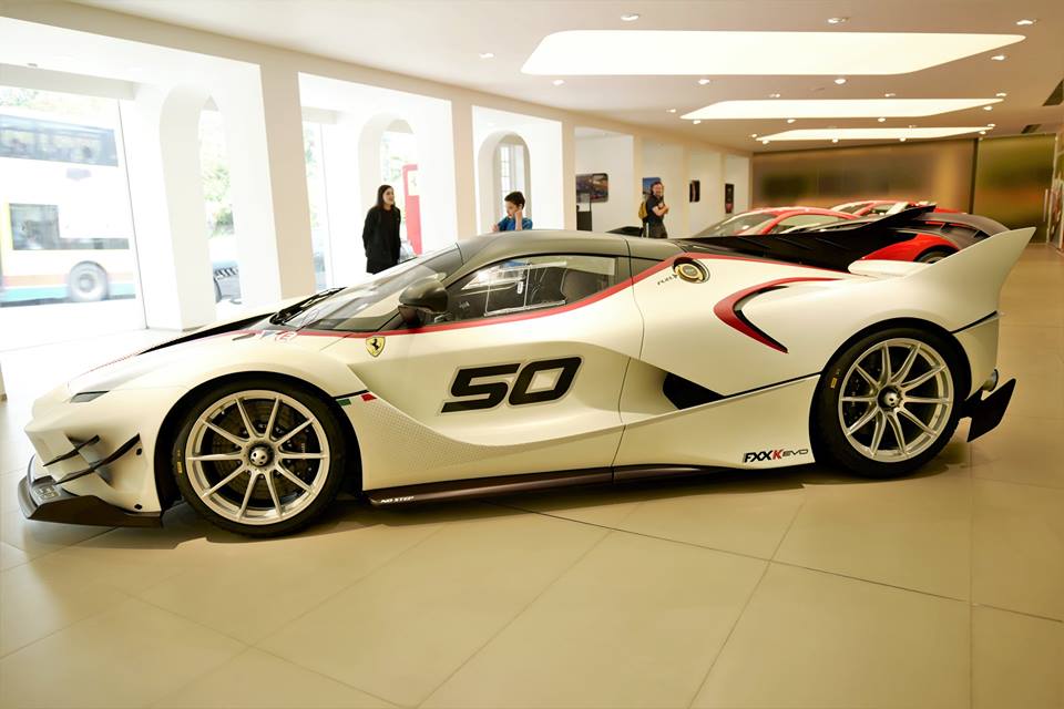 Đáng nói hơn là không phải hãng Ferrari đem siêu xe đường đua FXX-K Evo sang Hồng Kông trưng bày mà chính 1 đại gia ở đây mua xe và cho đại lý Ferrari Hong Kong mượn Đáng nói hơn là không phải hãng Ferrari đem siêu xe đường đua FXX-K Evo sang Hồng Kông trưng bày mà chính 1 đại gia ở đây mua xe và cho đại lý Ferrari Hong Kong mượn