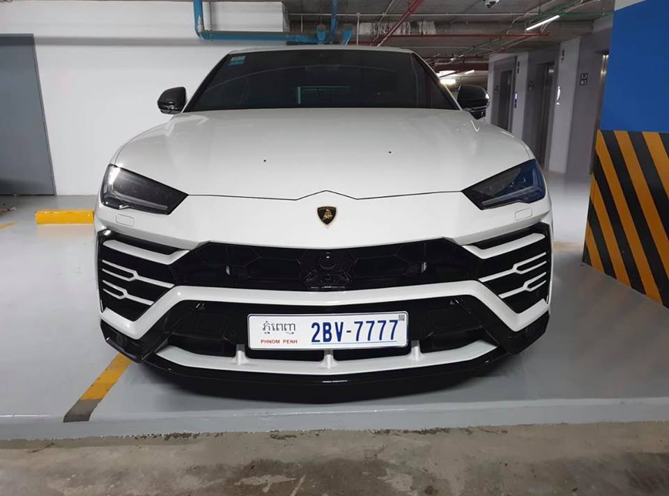 Trước đó là chiếc Lamborghini Urus màu trắng Trước đó là chiếc Lamborghini Urus màu trắng