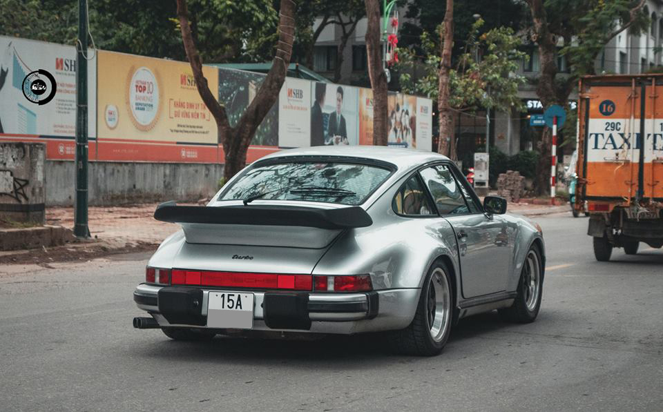 Chiếc xe thể thao Porsche 911 Turbo có tuổi đời cao nhất Việt Nam bị bắt gặp tại Hà Nội Chiếc xe thể thao Porsche 911 Turbo có tuổi đời cao nhất Việt Nam bị bắt gặp tại Hà Nội