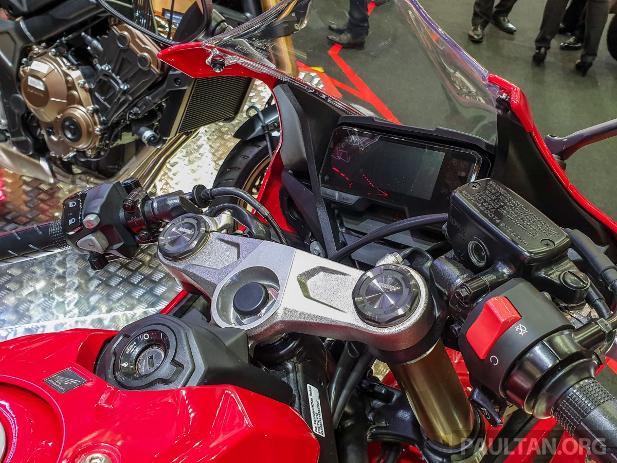 Xe sử dụng đồng hồ LCD màu khá cao cấp