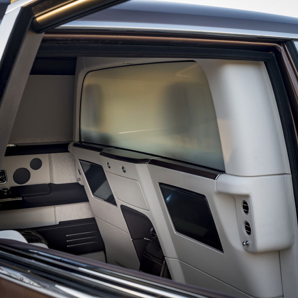 Điểm độc đáo chính là chiếc xe này có vách ngăn riêng tư