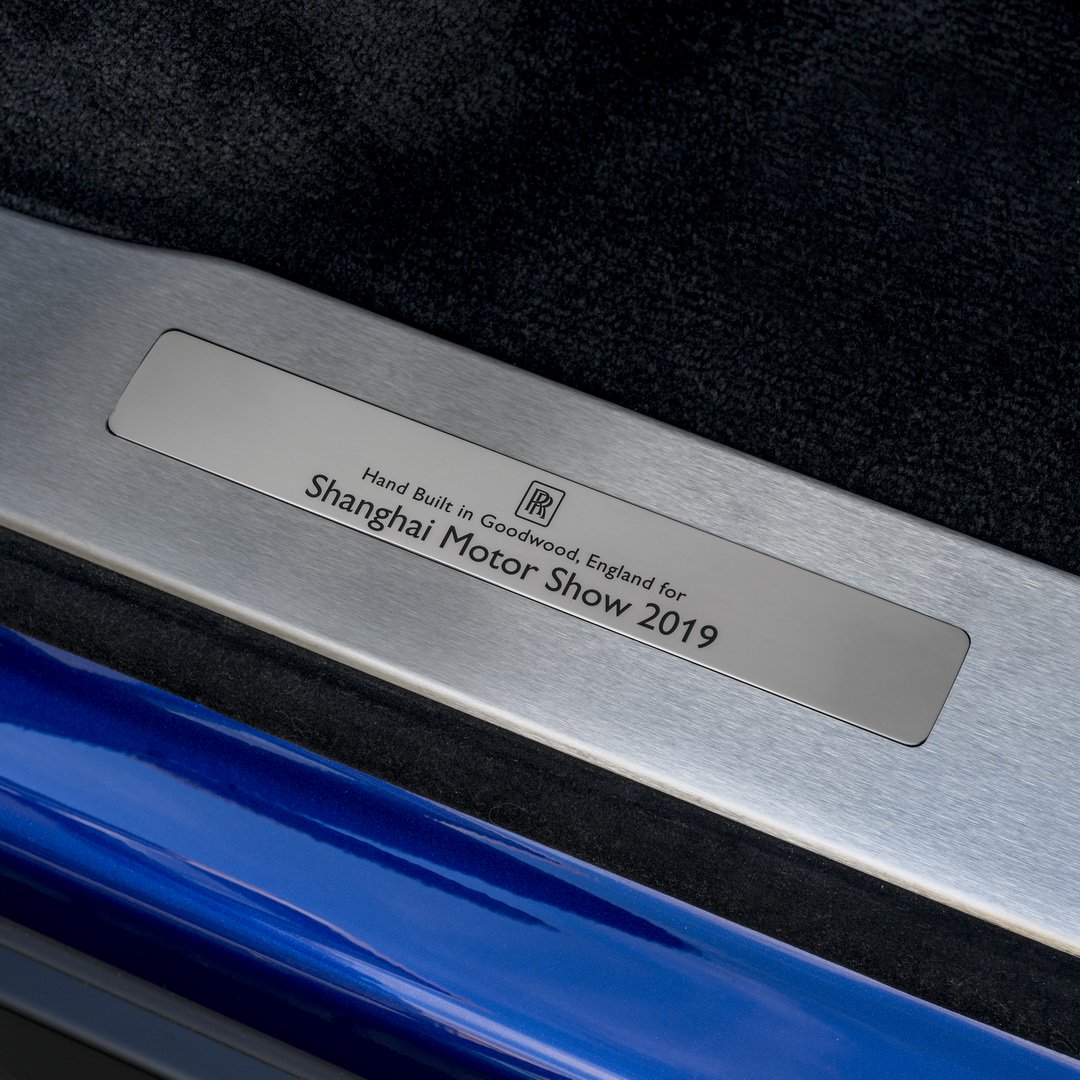 Dòng chữ Shanghai Motorshow 2019 trên bậc cửa của chiếc Rolls-Royce Cullinan 