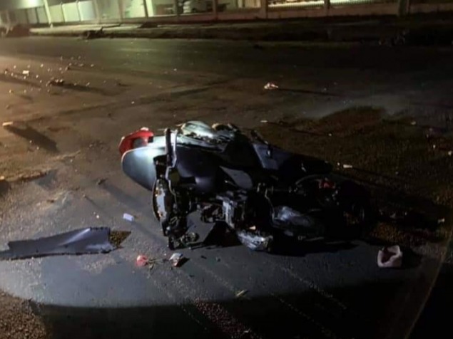 Chiếc Honda Vision bị đâm vỡ nát phần đầu Chiếc Honda Vision bị đâm vỡ nát phần đầu