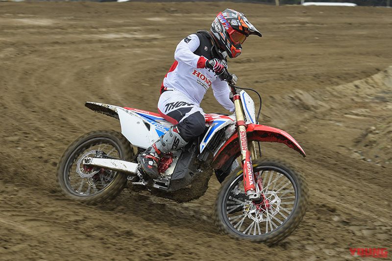 Tay đua người Nhật cũng phải mất một thời gian ngắn để làm quen với chiếc xe cào cào điện