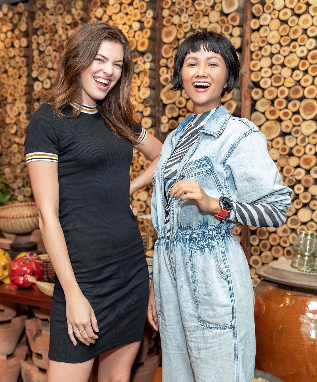 Sau đó gặp mặt hoa hậu Hoàn vũ Việt Nam H'Hen Niê tại TP Hồ Chí Minh.