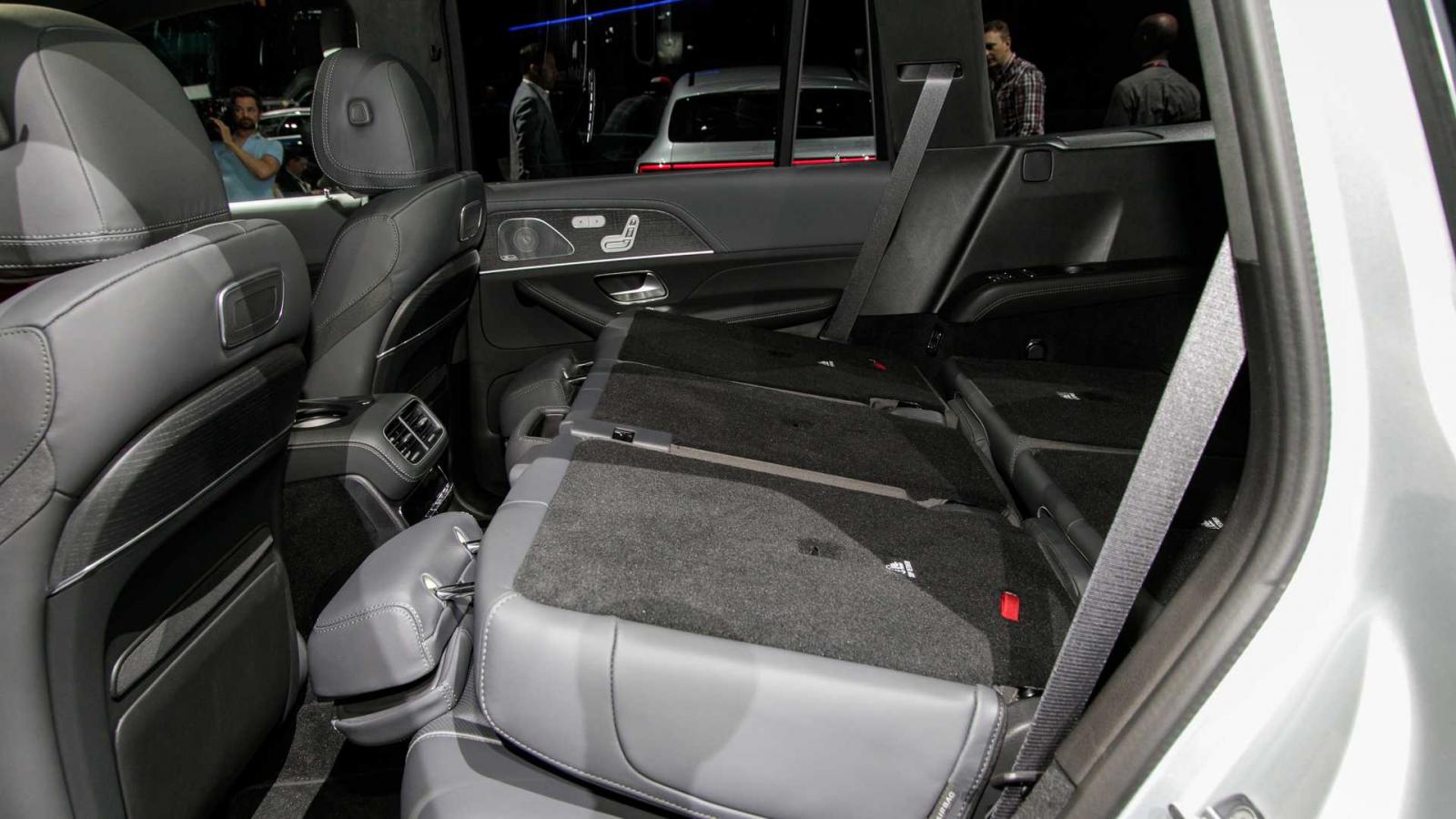 Hàng ghế thứ 2 và 3 của Mercedes-Benz GLS 2020 có thể gập xuống