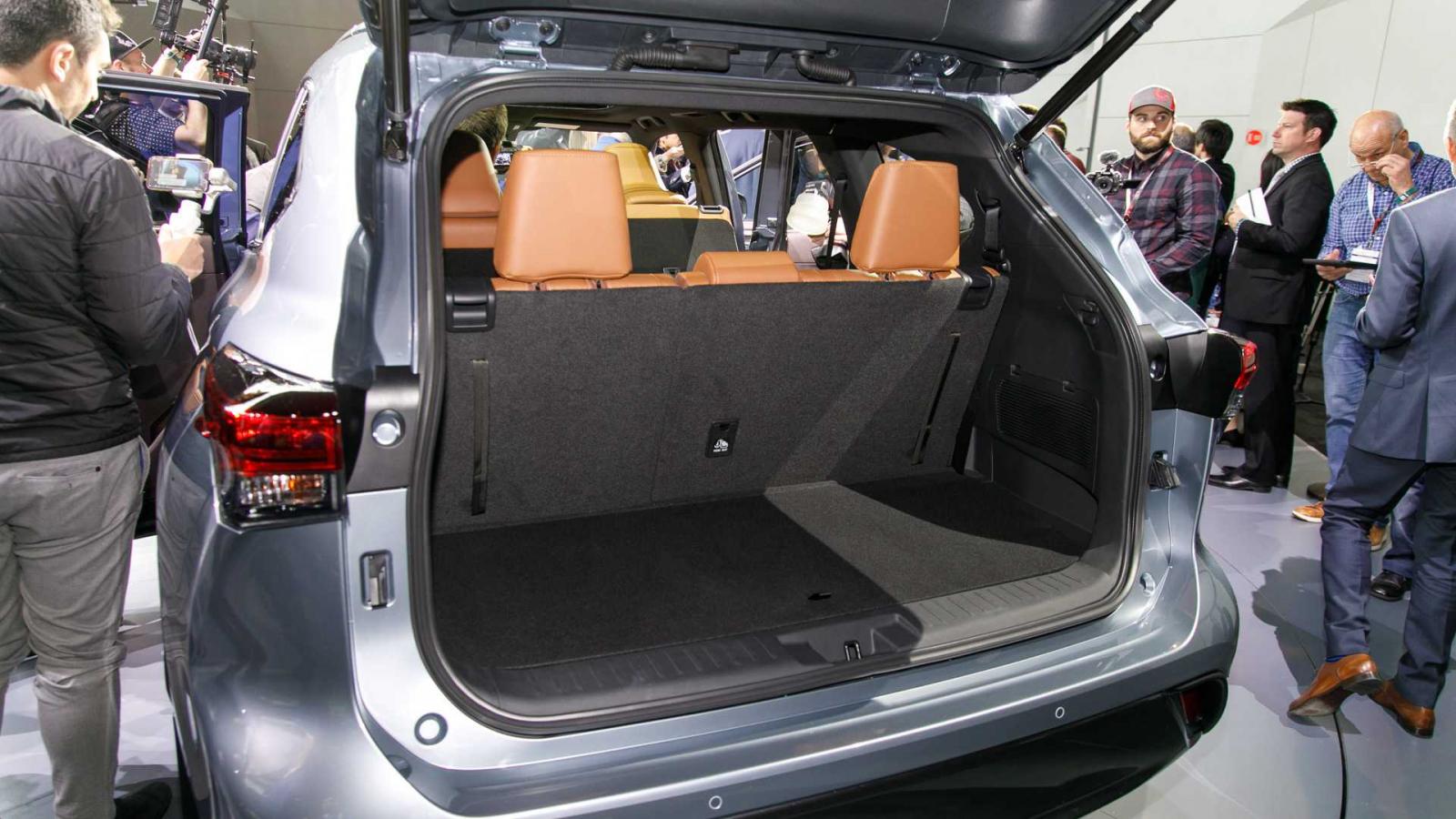 Khoang hành lý của Toyota Highlander 2020 khi 2 hàng ghế sau gập xuống