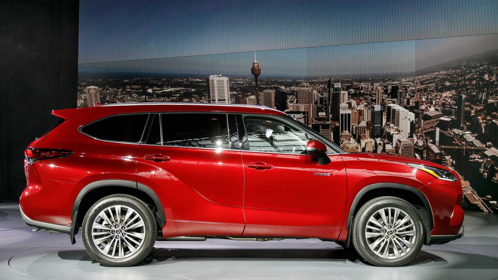 Toyota Highlander 2020 có đường gân nổi bật bên sườn