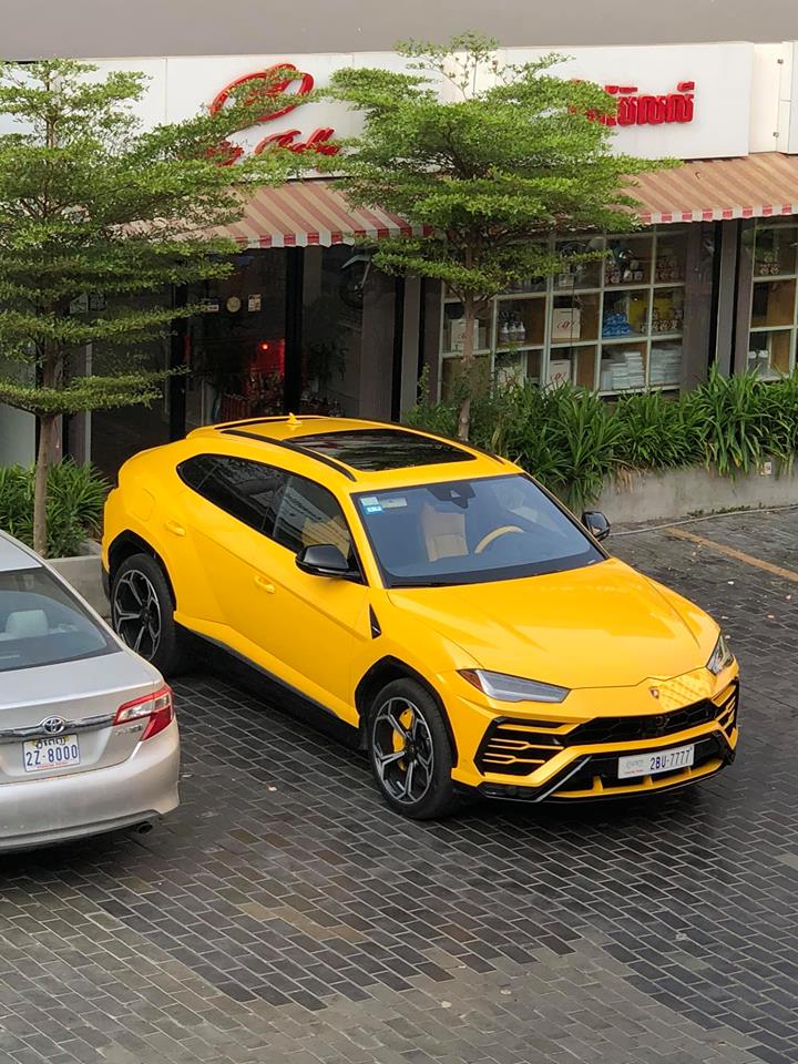 Lamborghini Urus có 3 chiếc mang màu sơn vàng Giallo Auge Lamborghini Urus có 3 chiếc mang màu sơn vàng Giallo Auge