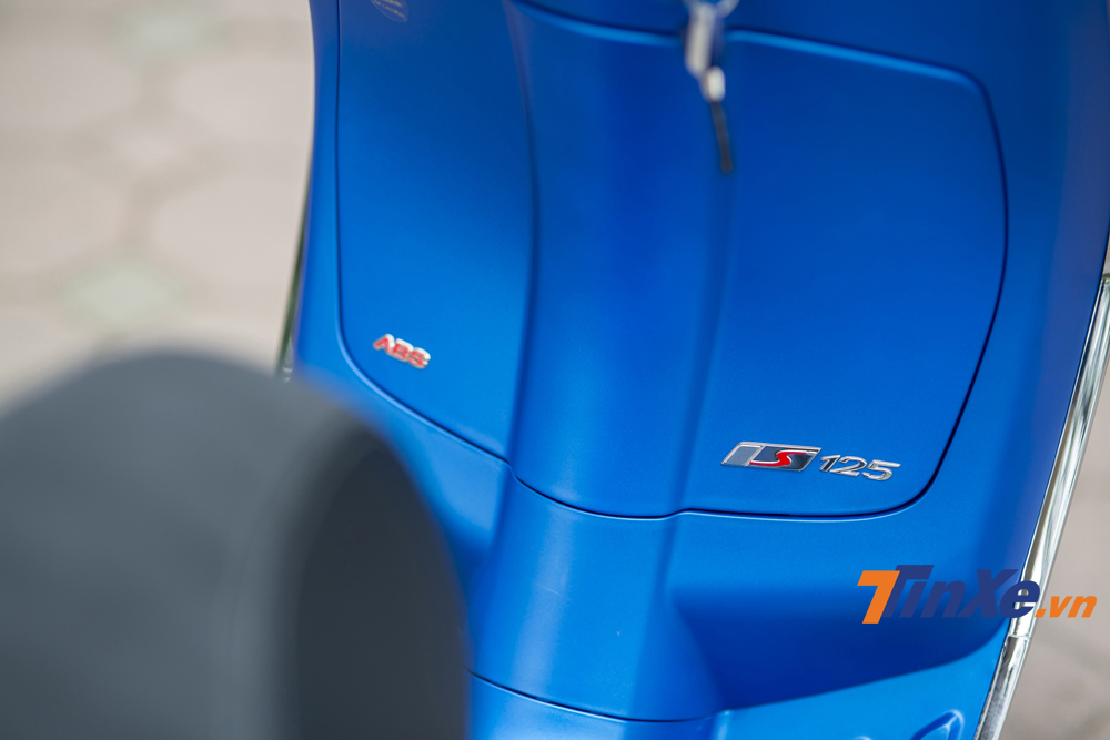 Dòng tem S125 được gắn ở cốp trước của xe. Dòng tem S125 được gắn ở cốp trước của xe.