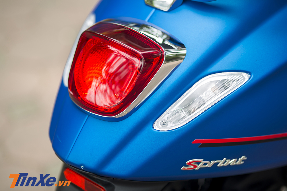 Đèn hậu phía sau Vespa Sprint S 125cc cũng đã thay đổi với cảm hứng từ dòng xe cỡ lớn Vespa GTS khi có thiết kế vòng tròn bên trong thay vì dạng V như trước đây. Đèn hậu phía sau Vespa Sprint S 125cc cũng đã thay đổi với cảm hứng từ dòng xe cỡ lớn Vespa GTS khi có thiết kế vòng tròn bên trong thay vì dạng V như trước đây.