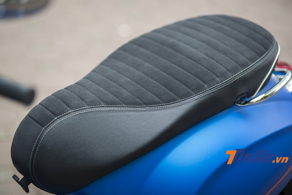 Phần yên xe cũng được thiết kế lại với vân ngang và sử dụng chết liệu da lộn. Đây là điều mang lại vẻ ngoài bắt mắt hơn và có hiệu quả sử dụng tốt hơn nhờ vào khả năng tăng độ bám và mềm mại khi ngồi lên. Phần yên xe cũng được thiết kế lại với vân ngang và sử dụng chết liệu da lộn. Đây là điều mang lại vẻ ngoài bắt mắt hơn và có hiệu quả sử dụng tốt hơn nhờ vào khả năng tăng độ bám và mềm mại khi ngồi lên.