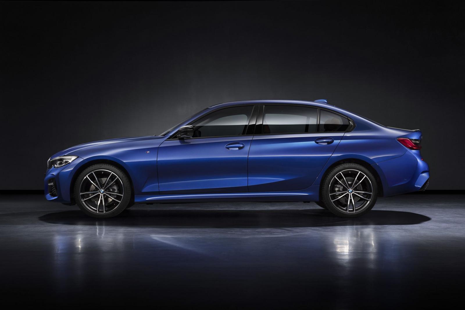 Với trục cơ sở dài hơn, BMW 325Li mang tới không gian nội thất rộng rãi hơn cho người dùng