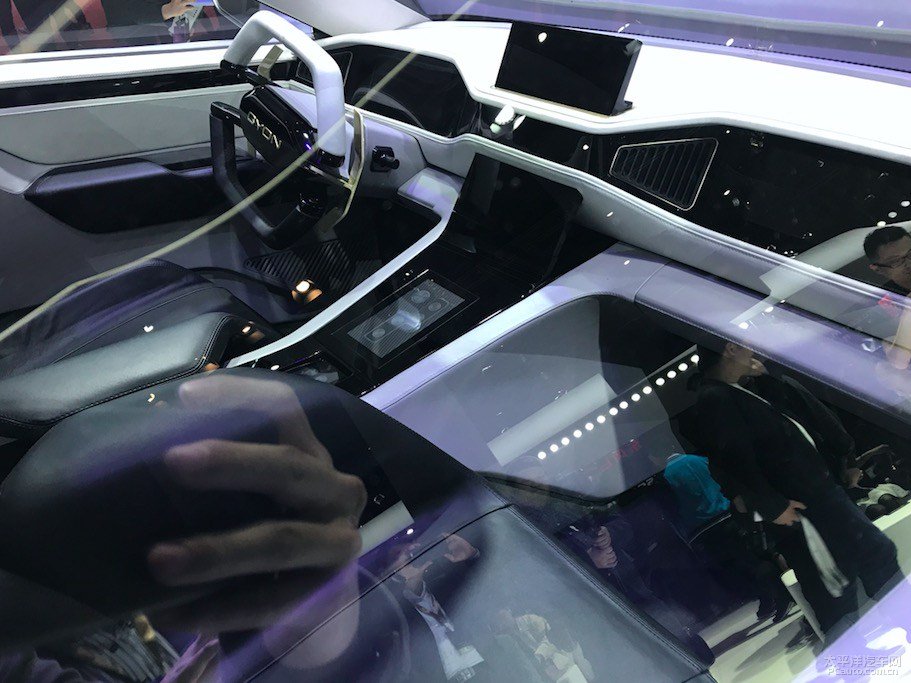 Khoang lái của xe cho thấy các trang bị công nghệ tân tiến và thiết kế vô lăng đặc sắc