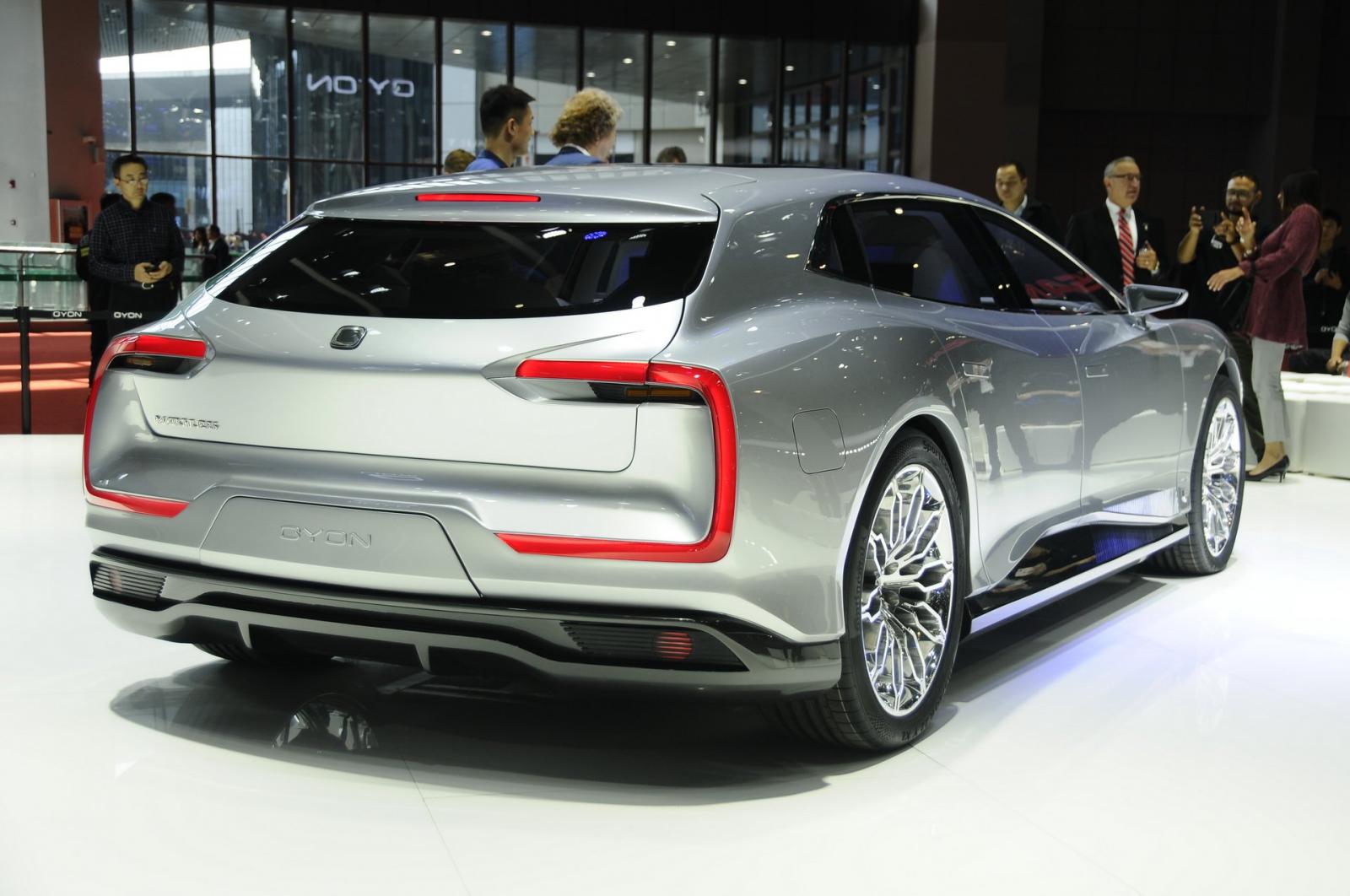 Phía sau của xe trông khá nổi bật với cụm đèn chữ C mỏng