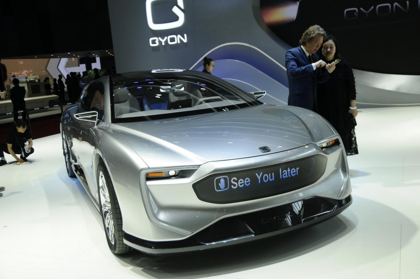 Vị trí lưới tản nhiệt của xe là một màn hình LED có thể hiển thị tin nhắn