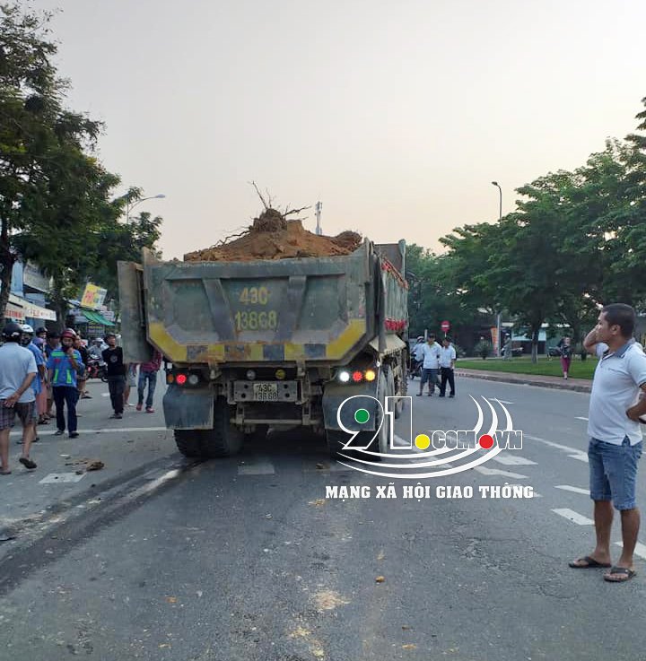 Hiện trường vụ tai nạn giữa xe ben và xe máy