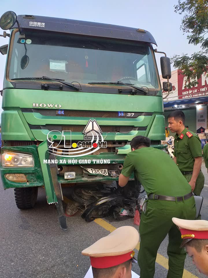 Lực lượng chức năng có mặt tại hiện trường vụ tai nạn