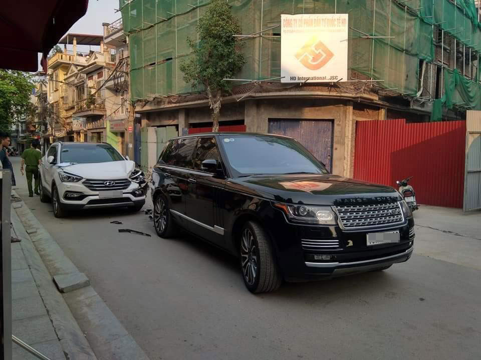 Hiện trường vụ tai nạn giữa hai chiếc Range Rover và Hyundai Santa Fe
