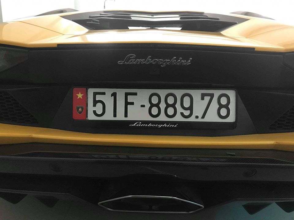 Khung biển số mới của siêu xe Lamborghini Aventador S LP740-4