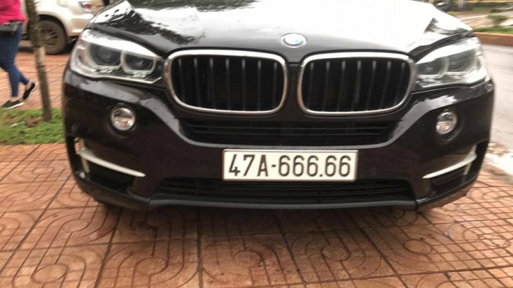 1 chiếc BMW sedan mang biển ngũ quý 6 chung với BMW X5