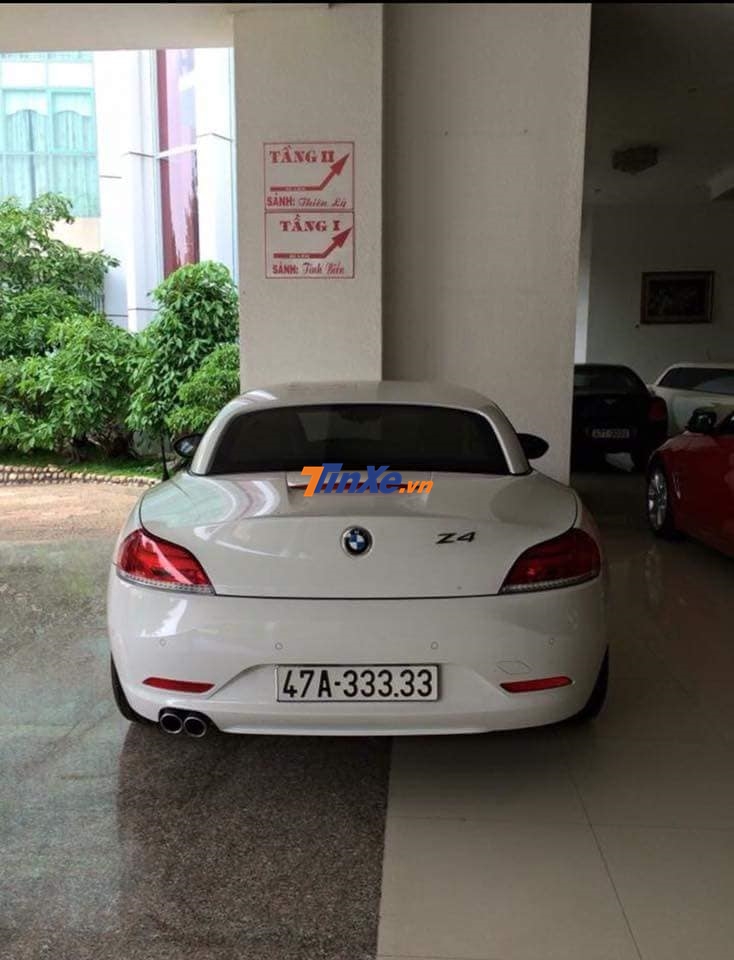 Và cả 1 chiếc xe mui trần BMW Z4 đời cũ đeo biển ngũ quý 3