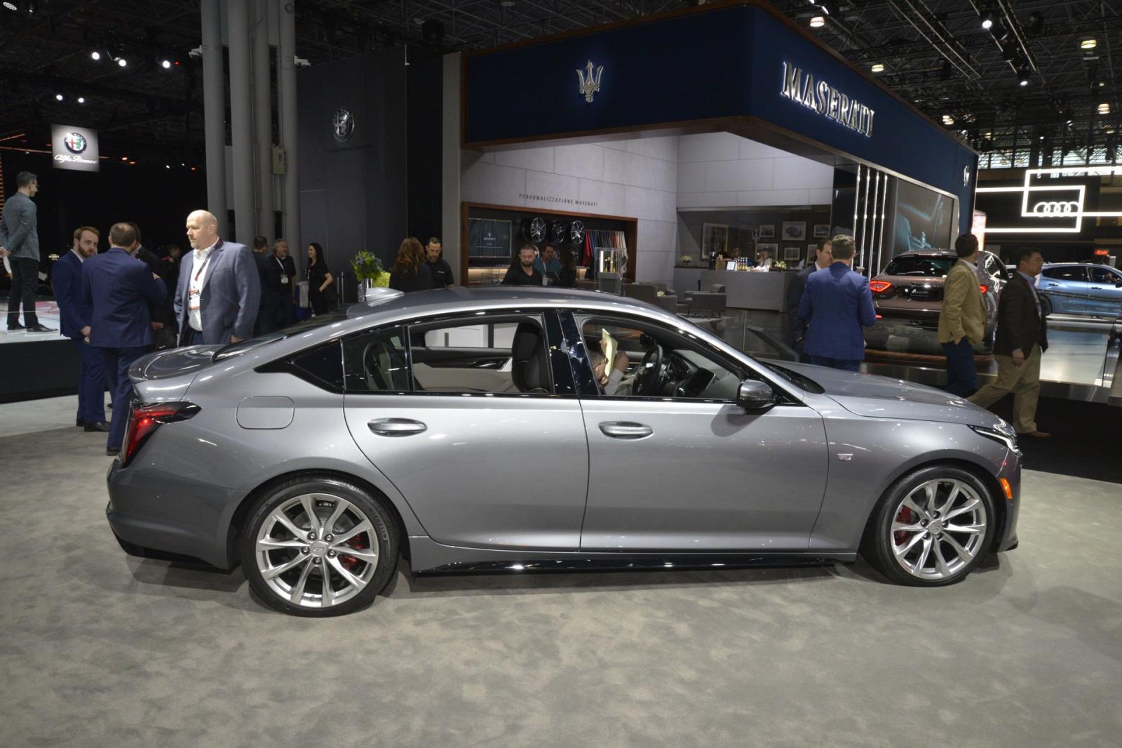 Phía sườn xe của Cadillac CT5 2020