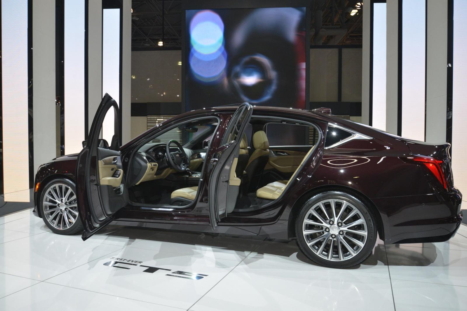 Dáng vẻ mở cửa của Cadillac CT5 2020