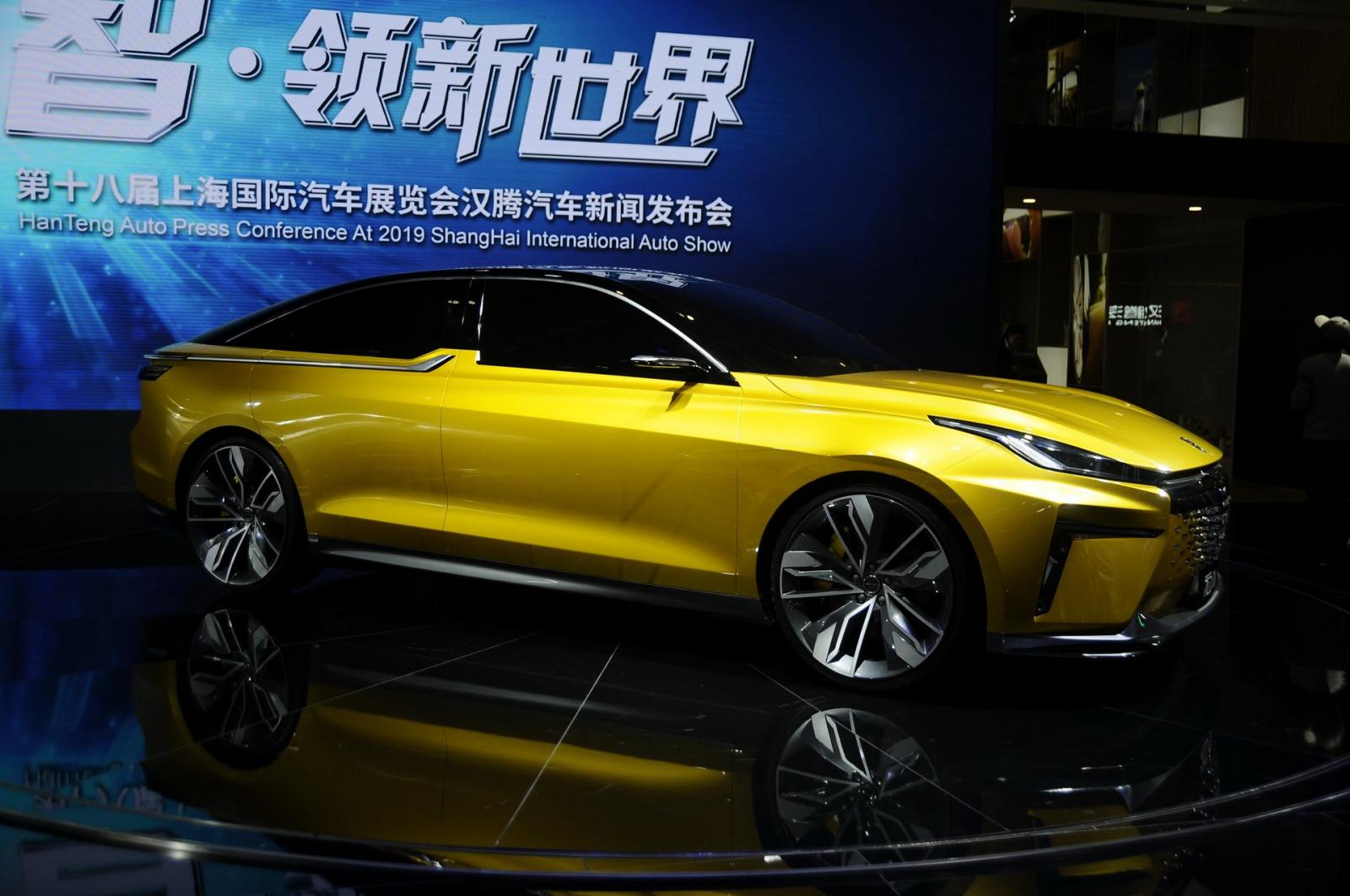 Màu sơn vàng kết hợp các chi tiết kim loại bóng phải nói là rất chói mắt