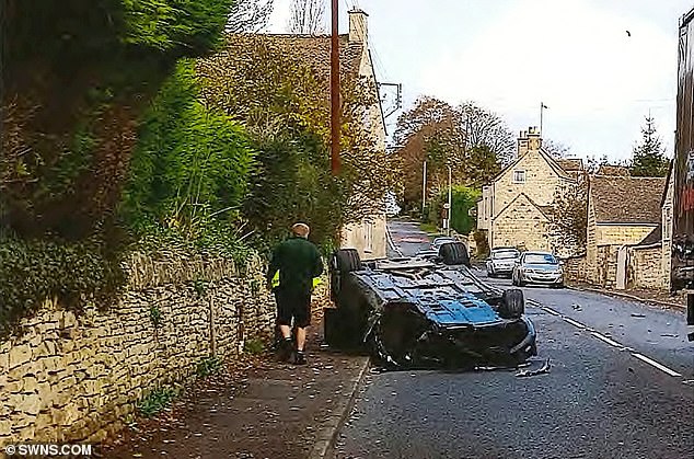 Chiếc Aston Martin Rapide tại hiện trường vụ tai nạn Chiếc Aston Martin Rapide tại hiện trường vụ tai nạn