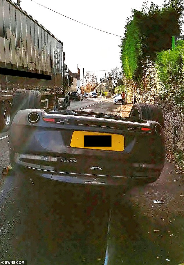 Nam thanh niên đã bỏ lại chiếc xe và bỏ trốn khỏi hiện trường vụ tai nạn Nam thanh niên đã bỏ lại chiếc xe và bỏ trốn khỏi hiện trường vụ tai nạn