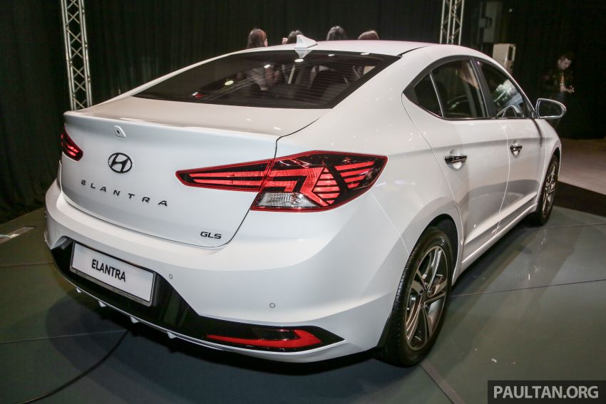 Thiết kế ngoại thất của Hyundai Elantra 2019 lại thay đổi hoàn toàn, cứ như là thế hệ mới