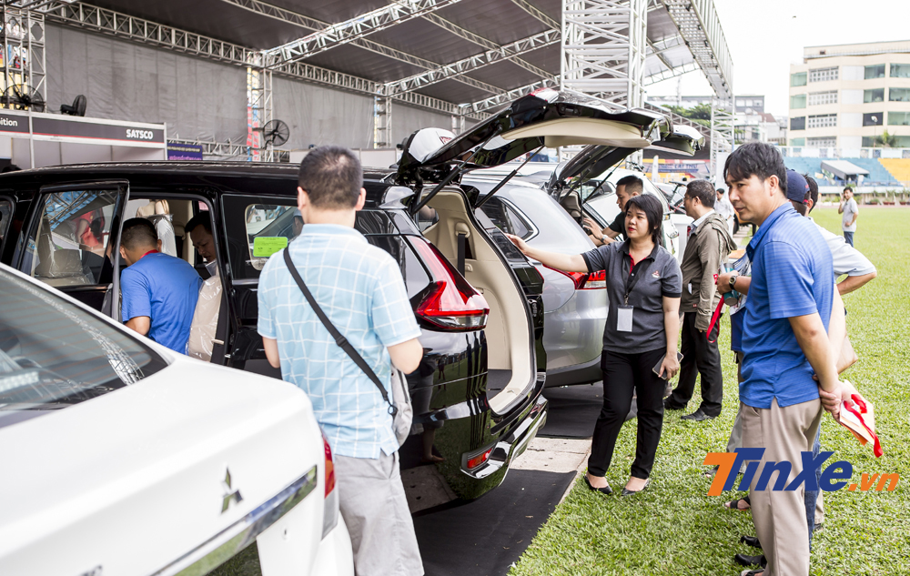 Các chuyên gia tư vấn đến từ các đại lý ô tô sẽ hỗ trợ khách hàng trong việc lựa chọn xe. Các chuyên gia tư vấn đến từ các đại lý ô tô sẽ hỗ trợ khách hàng trong việc lựa chọn xe.