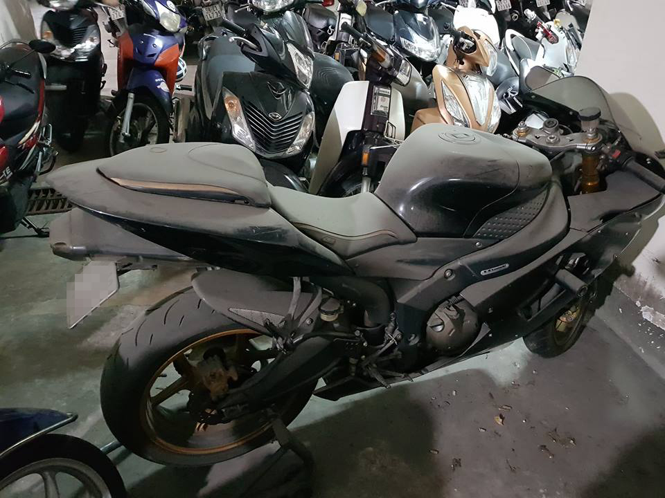 Một chiếc mô tô khác phủ bụi dưới hầm gửi xe Một chiếc mô tô khác phủ bụi dưới hầm gửi xe