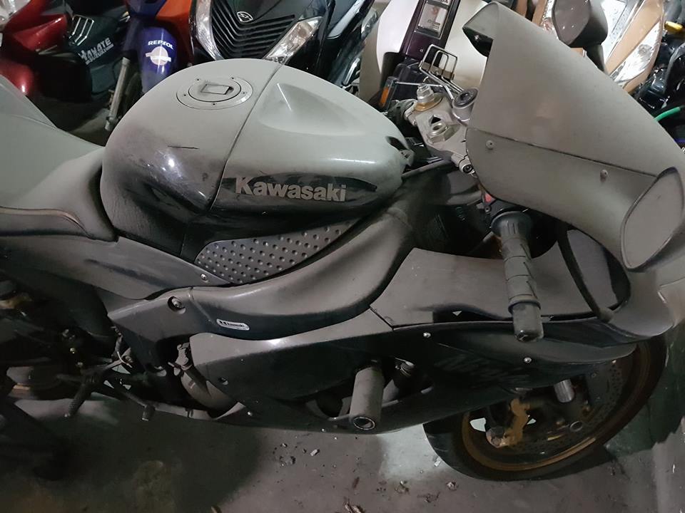 Bụi phủ kín chiếc xe do để lâu ngày không sử dụng Bụi phủ kín chiếc xe do để lâu ngày không sử dụng