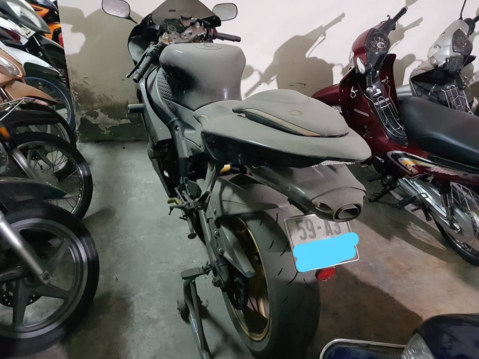 Xe sở hữu thiết kế ống xả dưới đuôi xe rất gọn gàng và thể thao Xe sở hữu thiết kế ống xả dưới đuôi xe rất gọn gàng và thể thao